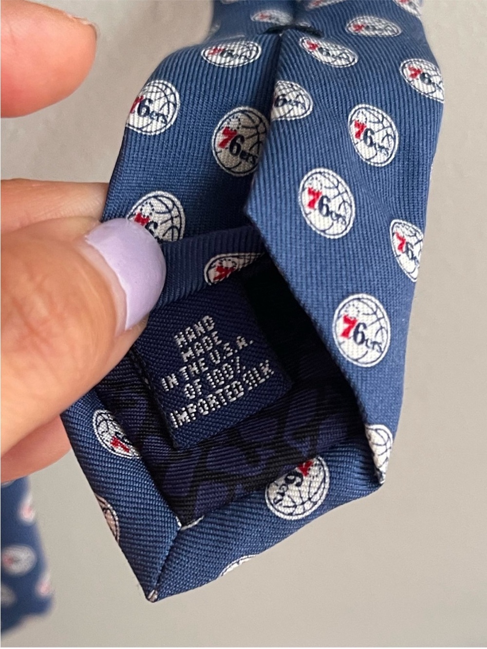 VINEYARD VINES Custom
Collection 76ers Hand Made in the U.S.A. 100%Imported silk - Picture 3 of 7